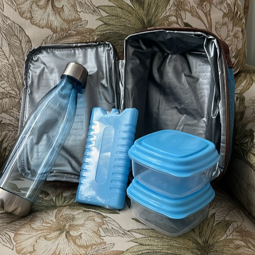 INSULATED TOTE & 7 PC FOOD STORAGE  SET/NWT HOT & COLD STORAGE/27oz WATERBOTTLE